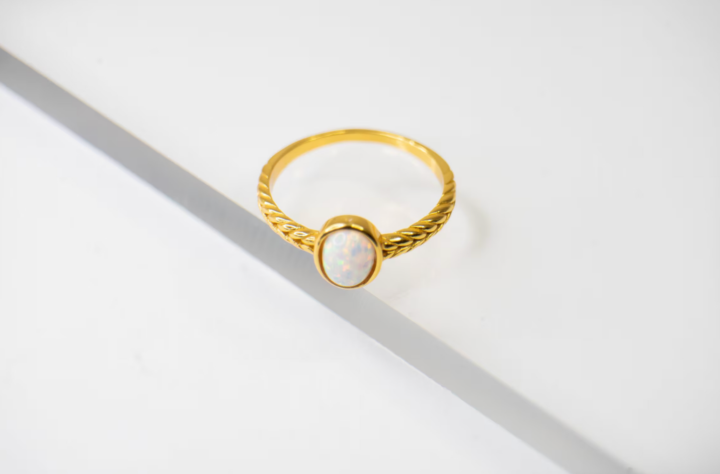 ORA Ring mit Schneefeuer-Opal