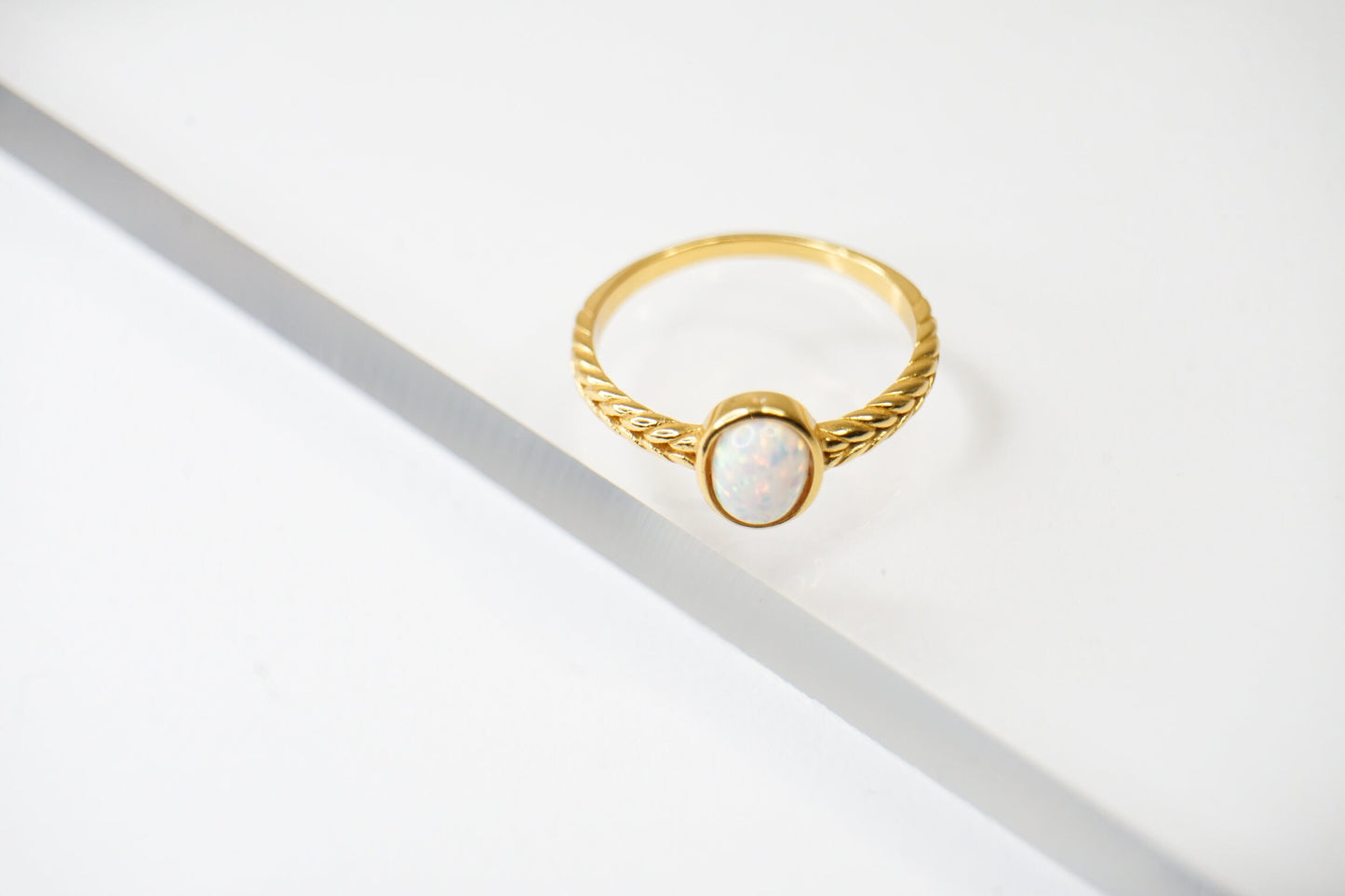 ORA Ring mit Schneefeuer-Opal